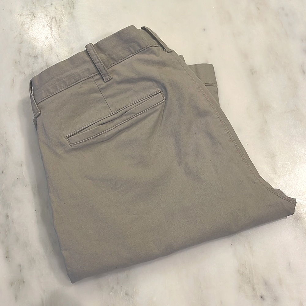 J. Crew. Factory Driggs lightweight Flex Chino khakis 30x32 flat front